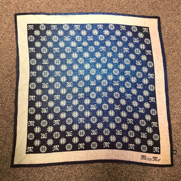 Miss Me Scarf - Picture 4 of 4